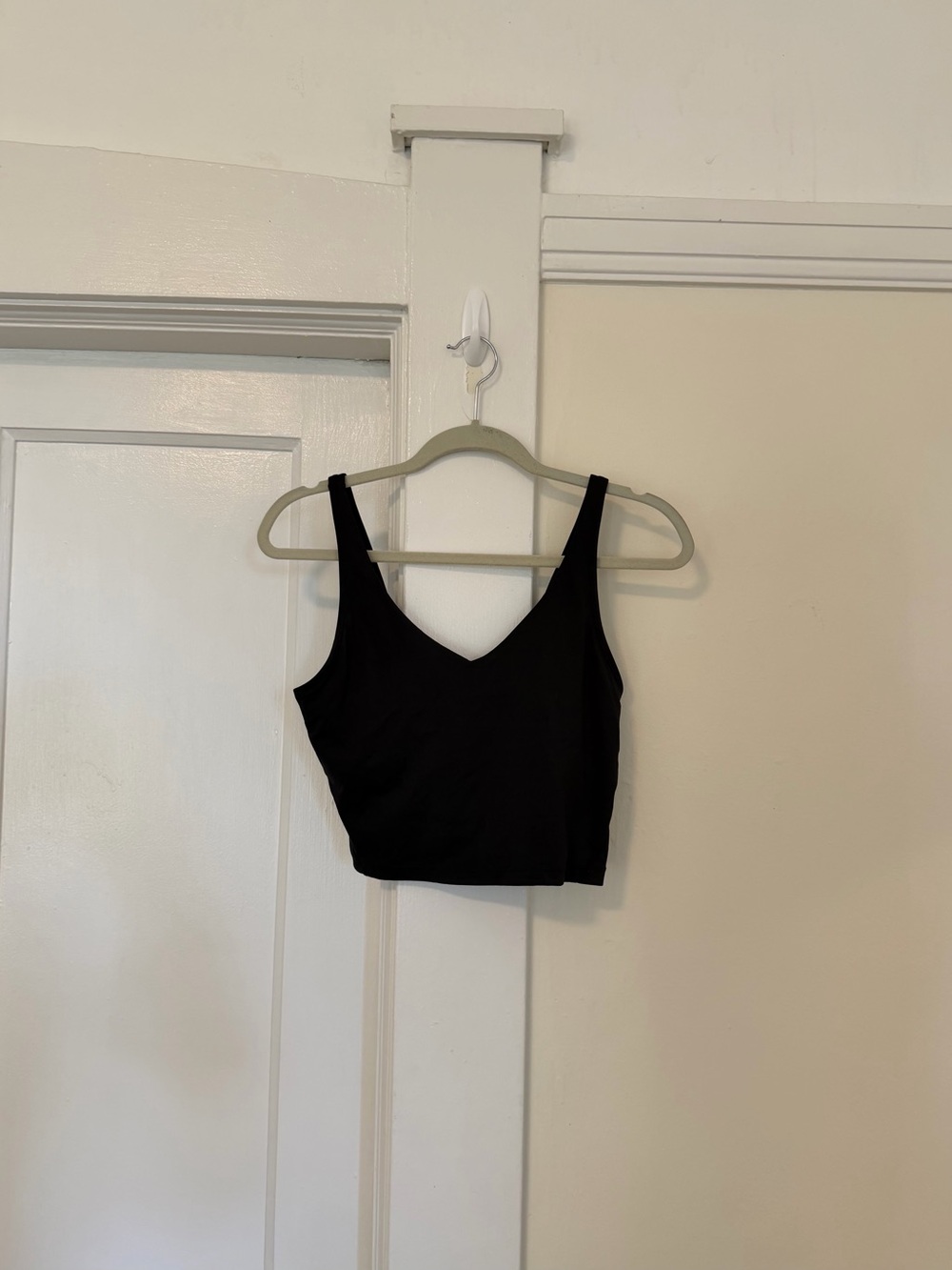 V-Neck Cropped Seamless Crop Tank Top - Black - Picture 4 of 7